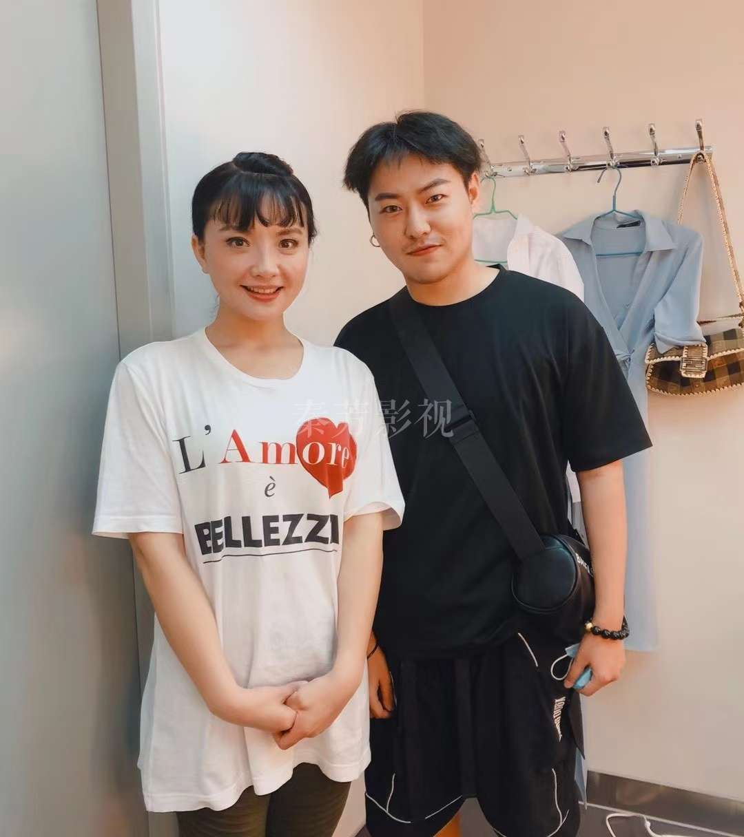 古装剧王爷的唇妆如何选择颜色，既显沉稳又不显得暗沉