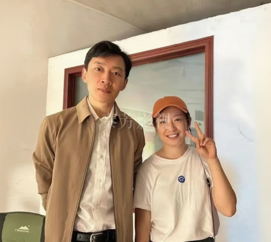 演员嘴角有皱纹，唇妆晕染到纹路里显脏