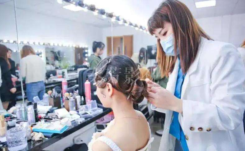 男性角色短发油腻，与清爽妆容不符如何处理