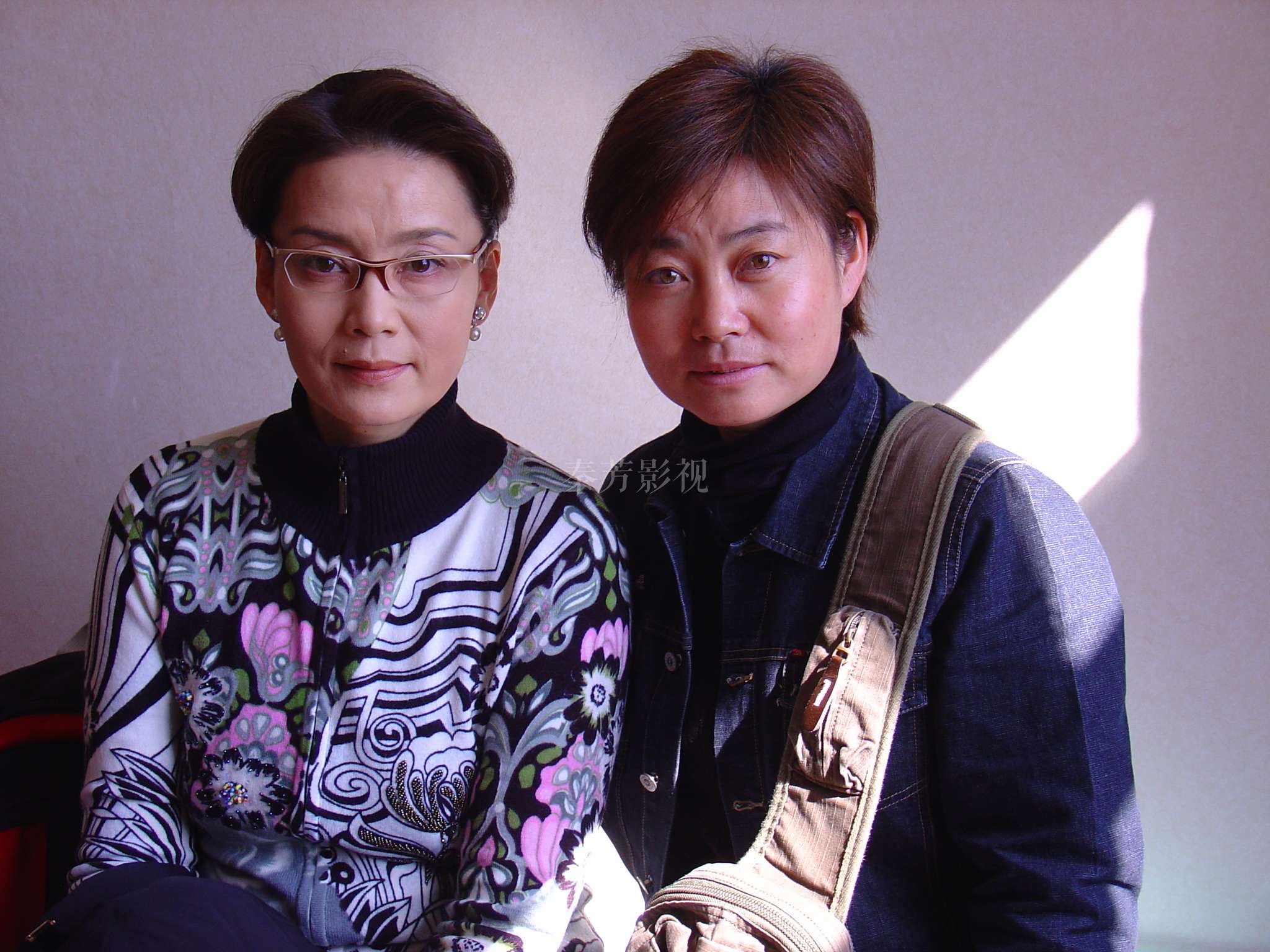 演员牙齿不整齐 有时会发黄，笑容镜头下与妆容违和如何修饰