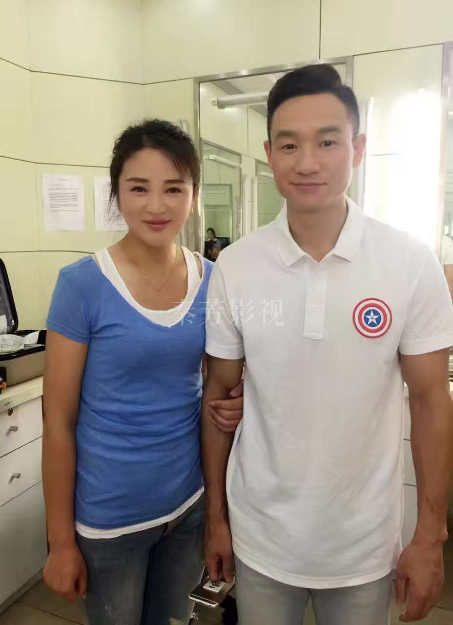 演员戴眼镜，镜架压迫鼻梁导致妆容变形如何修复