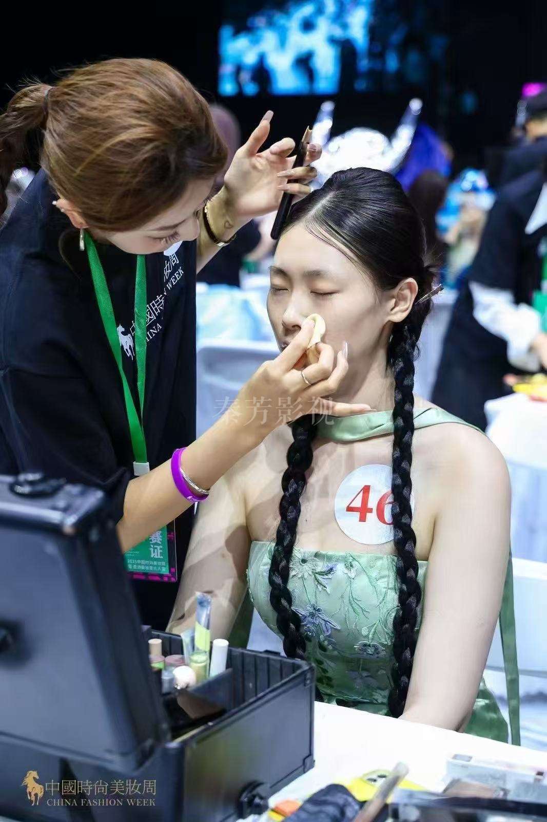 特效妆如僵尸妆需要惨白肤色，如何避免显 “粉感过重”