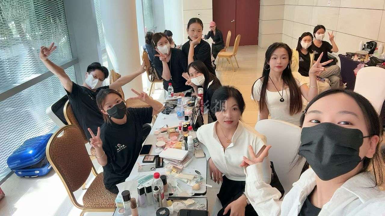 不同品牌彩妆产品混合使用时搓泥，影响妆效如何排查成分