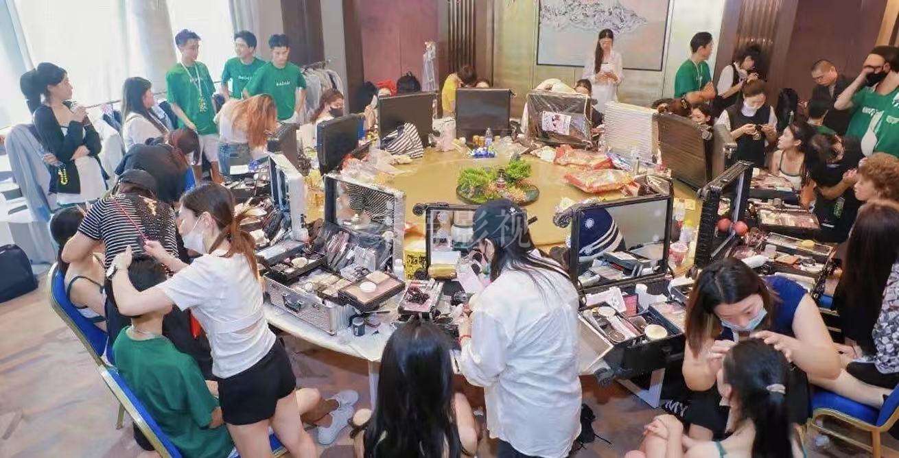 演员戴帽子 / 头盔，压迫额头导致妆容变形如何修复