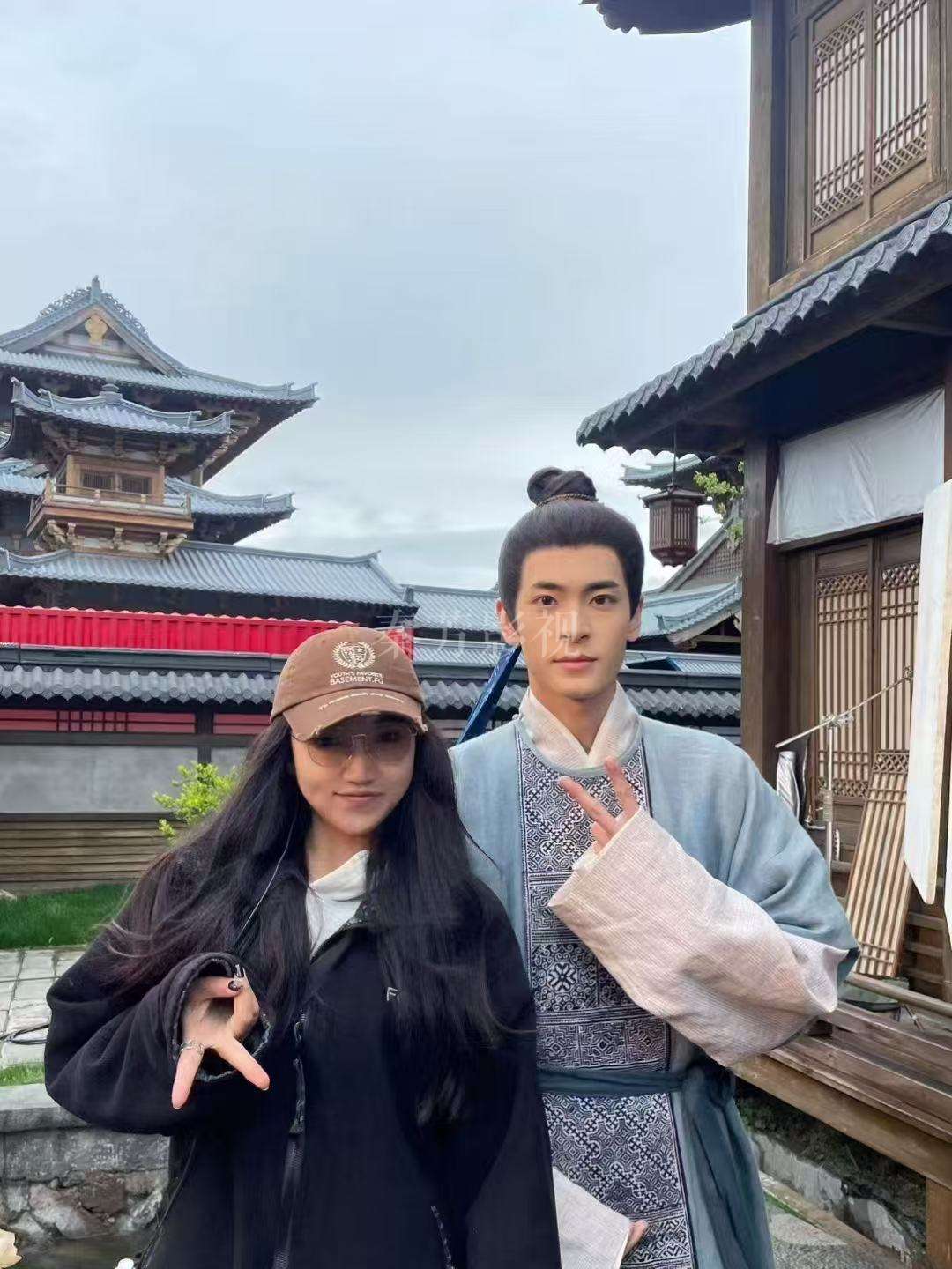 儿童角色发型活泼（如羊角辫），妆容过于成熟如何简化