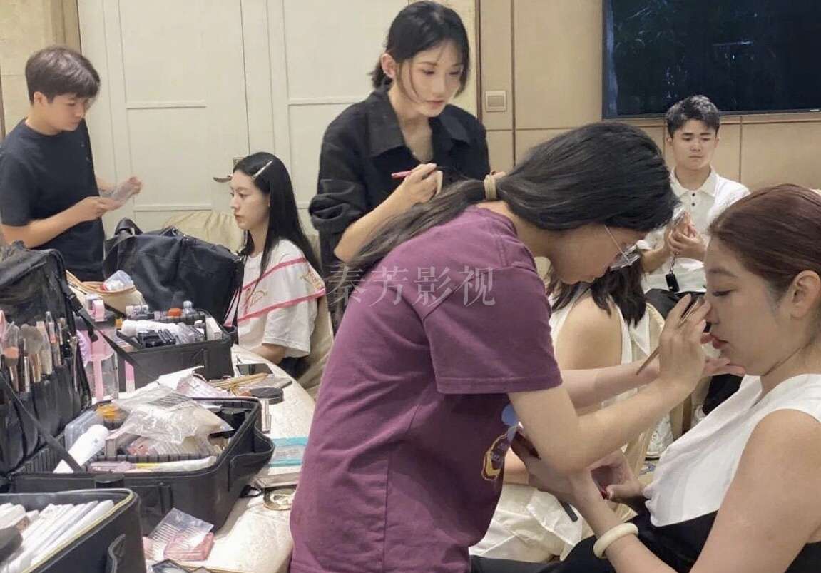 老年角色白发与妆容如浓眉显违和如何统一风格