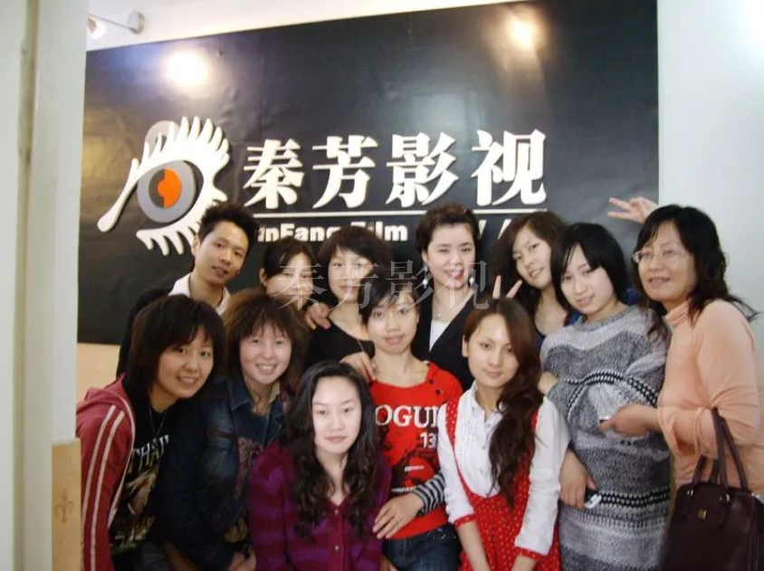 武打戏中，发型散落缠绕面部，蹭花妆容如何固定