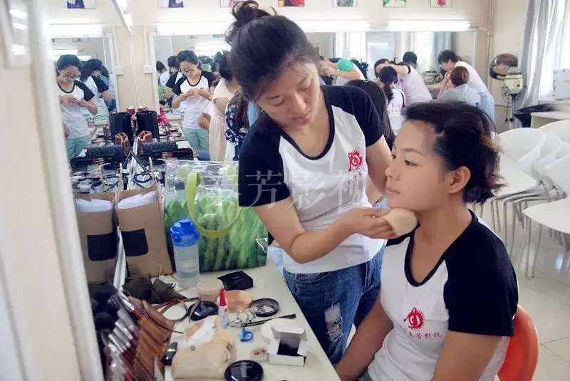 头套边缘胶水溢出，污染面部妆容如何清洁