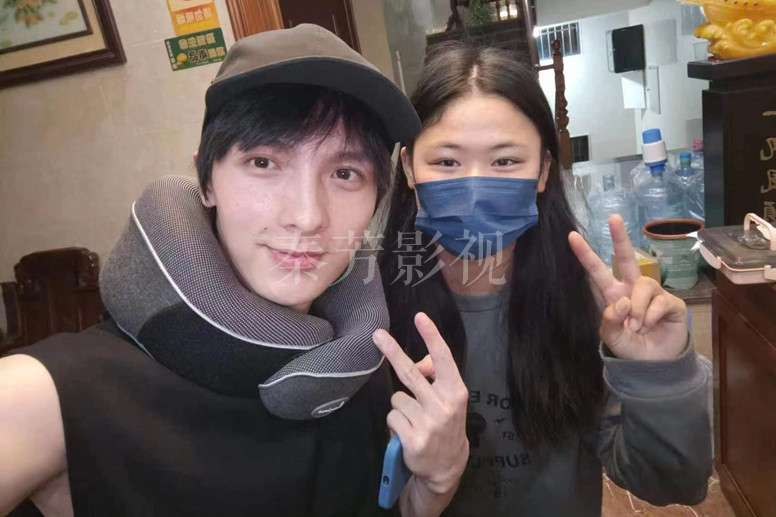 骑马颠簸场景，演员面部晃动导致假睫毛脱落怎么办