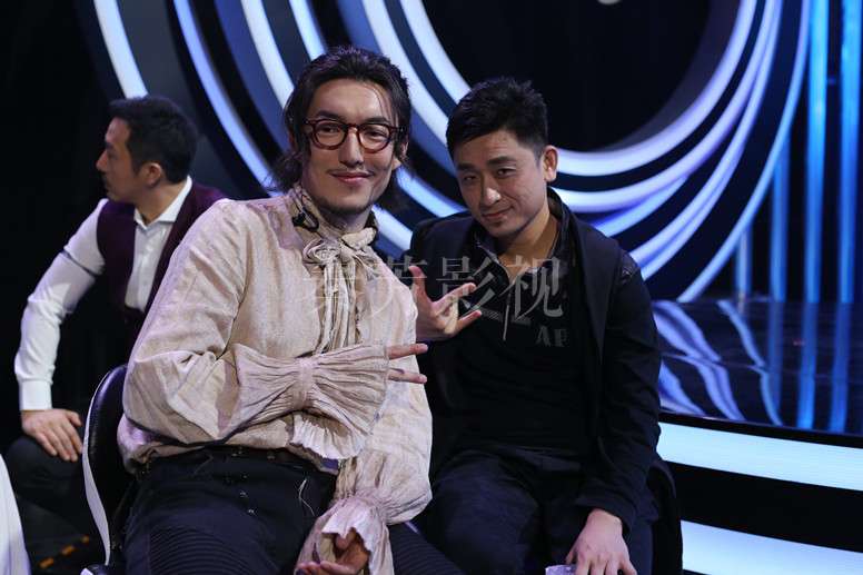 丛林戏中，蚊虫叮咬导致面部红肿，与妆容冲突如何遮瑕