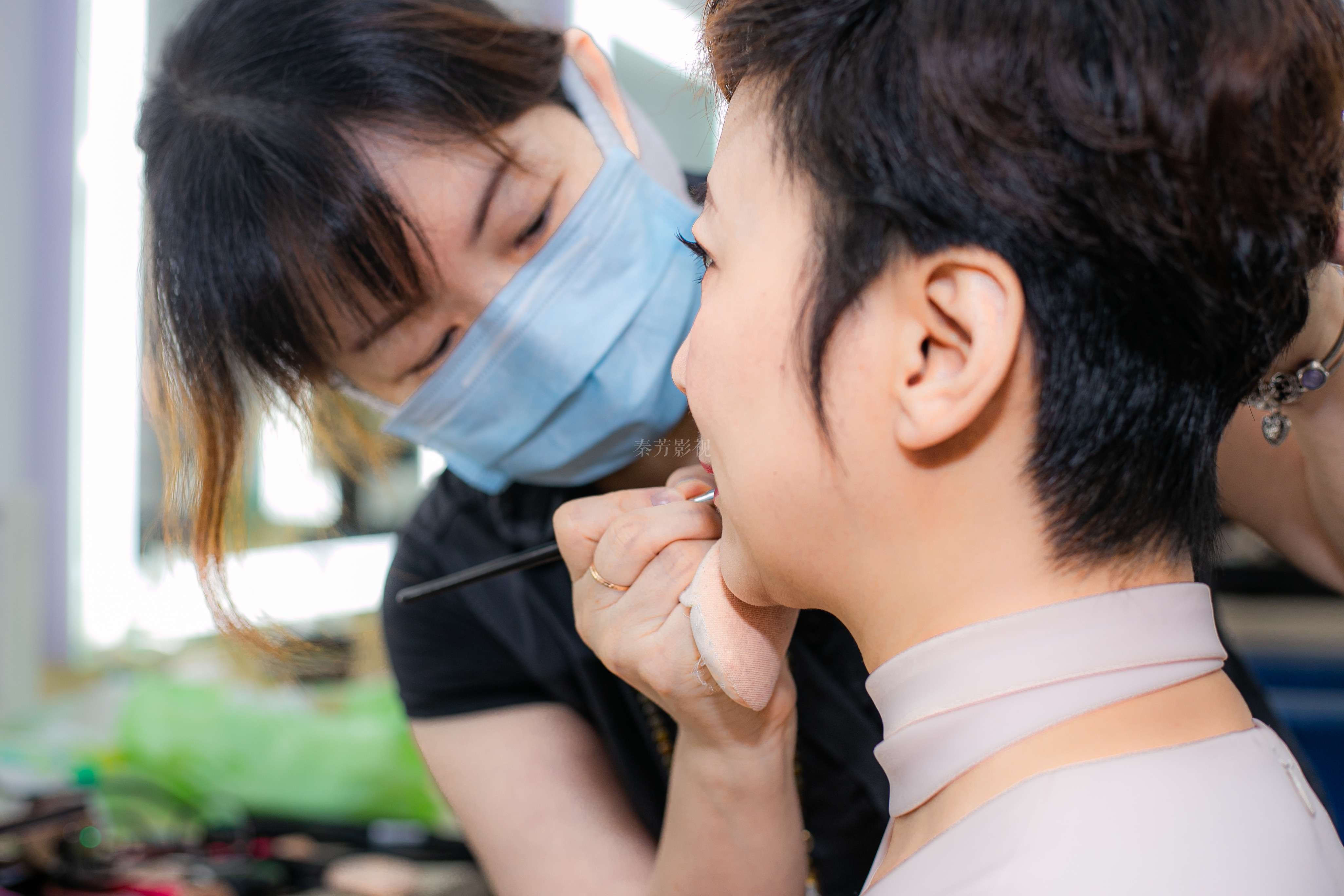 孕妇角色妆容需显憔悴但健康，如何避免显病态