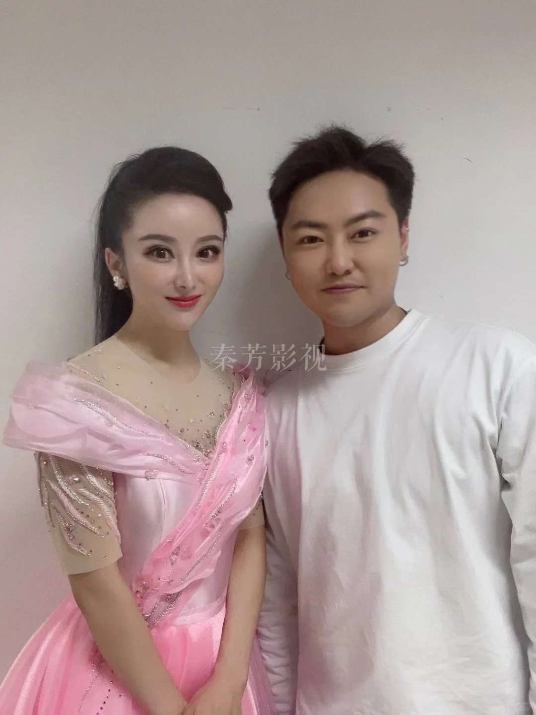 流浪汉角色妆容脏污感刻意，显 “刻意扮丑” 如何自然