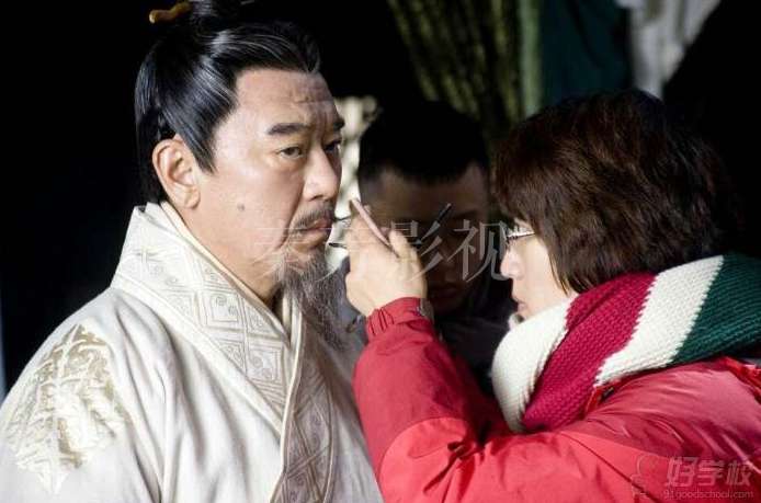 群戏混乱场景（如集市），演员妆容被碰撞蹭花如何快速修