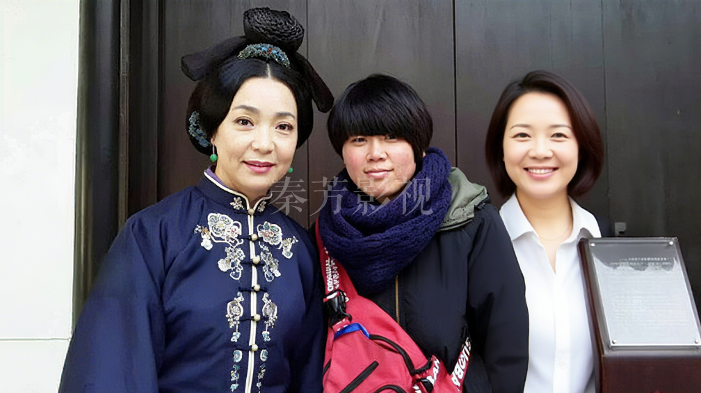 冷烫睫毛时，药水刺激眼球如何防护