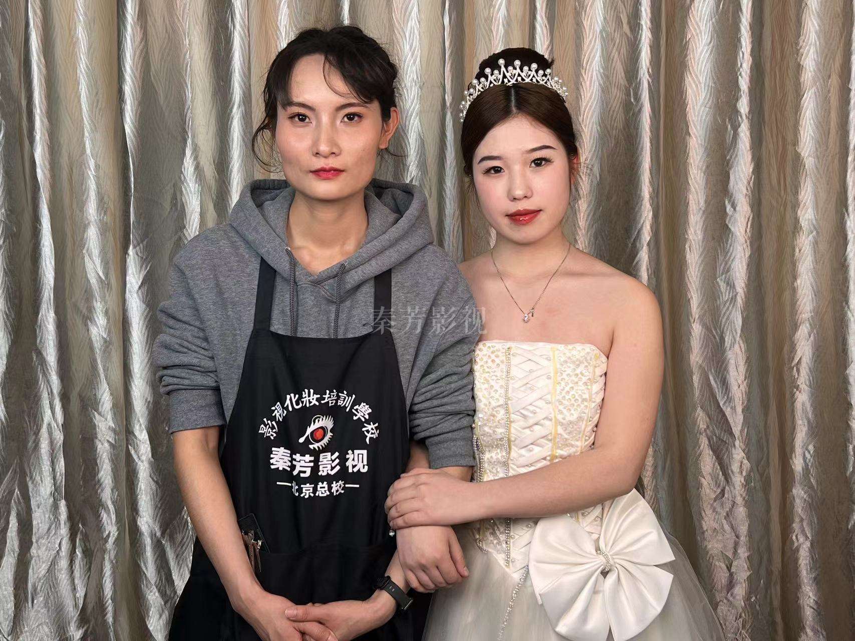 精准复刻时代：影视化妆的细节美学